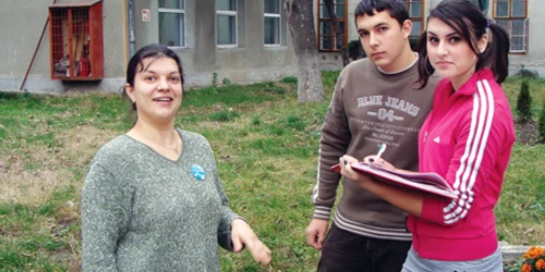 Profesoara de engleză Crina Crăciun şi elevii săi Sergiu Buraga şi Cristina Chivari vor să ajungă în SUA