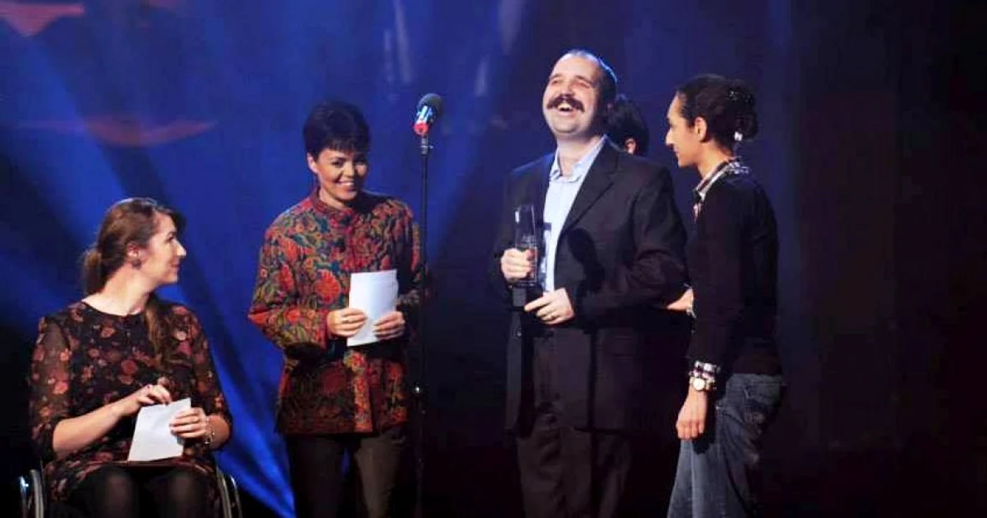 Radu Vasile - informaticianul nevăzător din Constanţa premiat la
Gala persoanelor cu dizabilităţi 2014 Foto Fundaţia Cartea Călătoare