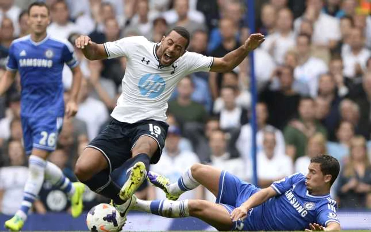 Hazard (la pământ), într-un tackling asupra lui Dembele. FOTO: Reuters