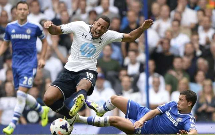 Hazard (la pământ), într-un tackling asupra lui Dembele. FOTO: Reuters