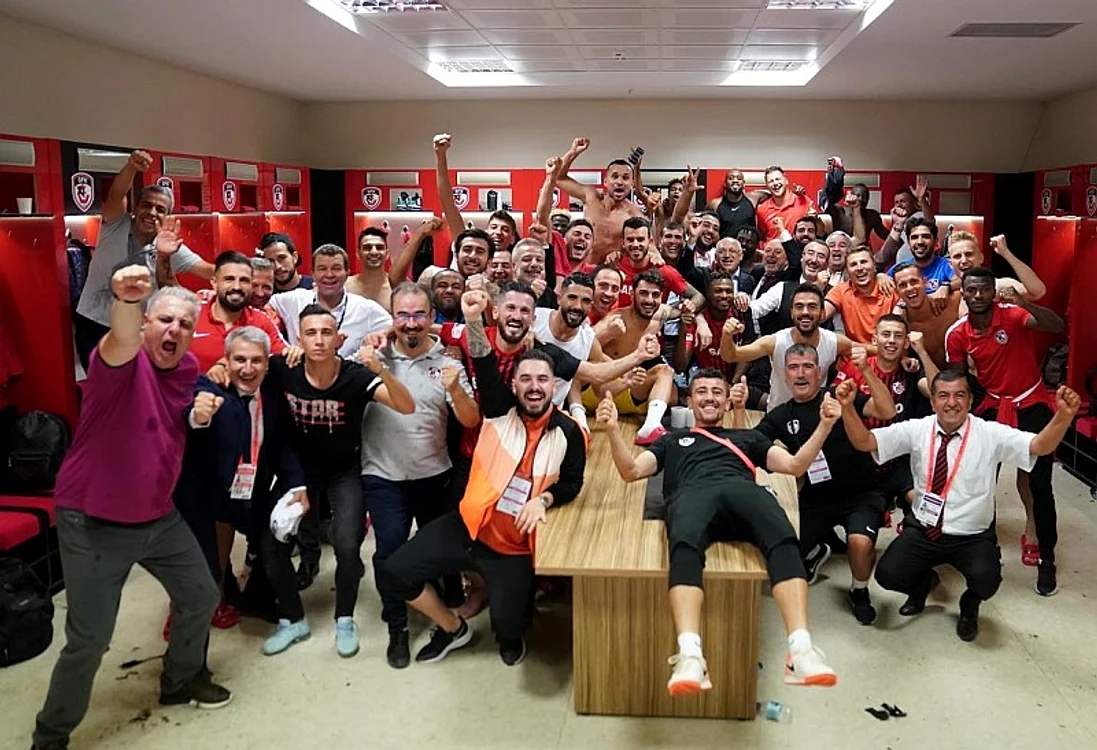 Șumudică a sărbătorit victoria cu echipa, după meci Foto: Facebook / Gazişehir Gaziantep