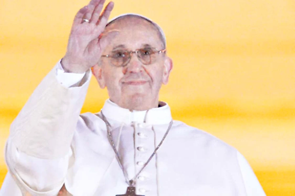 Mii de oameni au aşteptat ieri să îl mai vadă iar pe Papa Francisc I