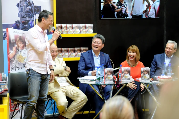 
    Marina Almășan a lansat o carte despre călătoriile ei în Chinafoto: arhiva personala  