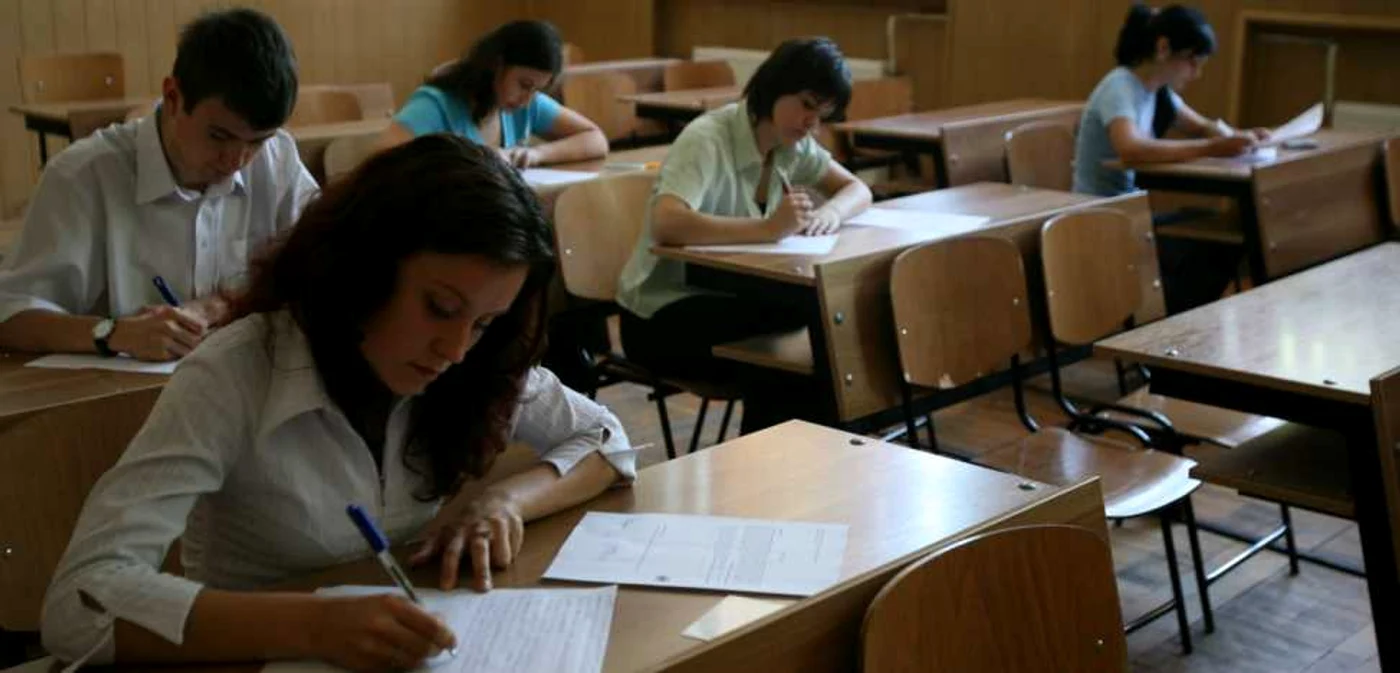 Elevii Capitalei au dat miercuri ultima simulare la Română, înainte de examenele naţionale din vară      FOTO Adevărul