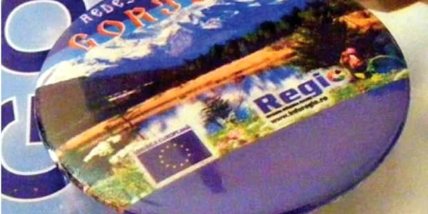 Insignele care fac reclamă judeţului  nu înfăţişează Munţii Vâlcan sau Munţii Parâng, din Gorj, ci conţin o imagine  cu un peisaj din Bavaria