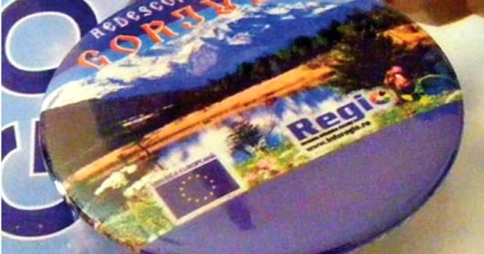 Insignele care fac reclamă judeţului nu înfăţişează Munţii Vâlcan sau Munţii Parâng, din Gorj, ci conţin o imagine cu un peisaj din Bavaria