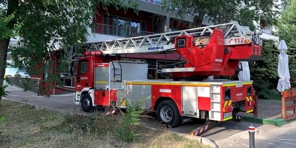 Barbat dezbracat pe o cladire in mamaia