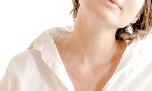 decolteu femeie camasa alba piele sanatoasa 5984625 jpg