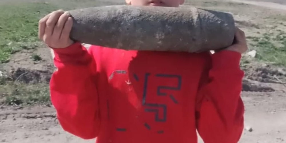Proiectil periculos găsit de doi copii la joacă. L-au ridicat în brațe, l-au scăpat pe jos și l-au lovit cu picioarele VIDEO 
