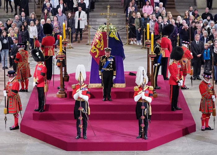 Regele Charles, Prințesa Anne și Prinții Andrew și Edward au vegheat sicriul mamei FOTO Profimedia