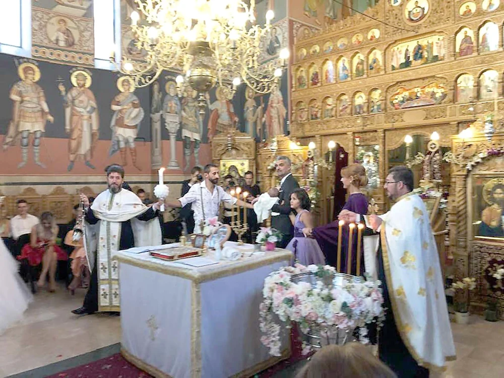 Cristelnița în care a fost botezată Clara a fost ornată cu flori