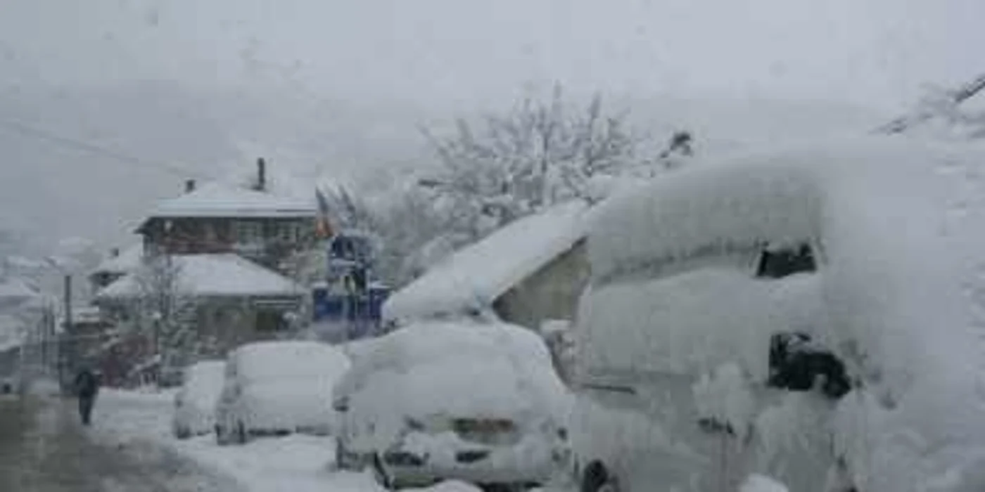 Autoturisme înzăpezite din cauza viscolului