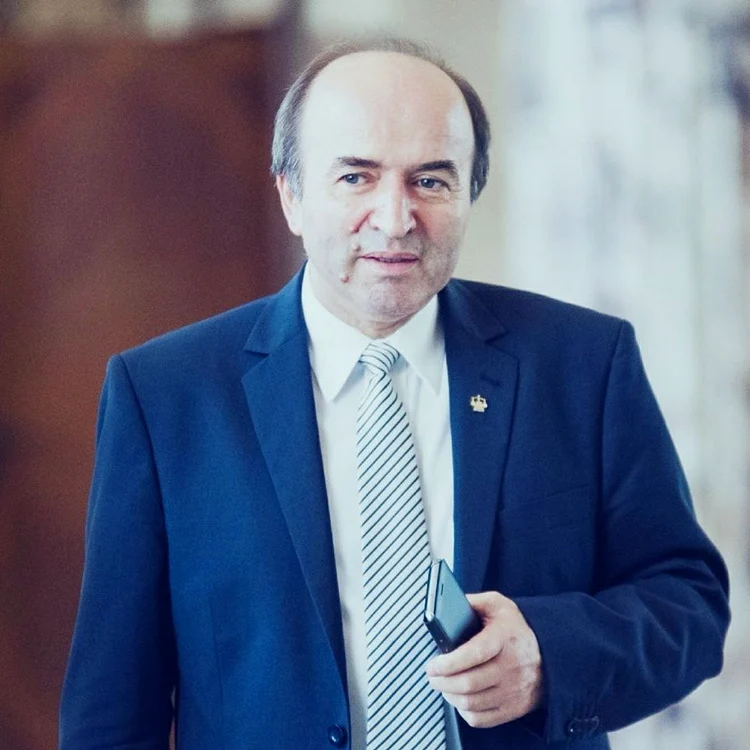 
    În declarația de avere, ministrul justiției Tudorel Toader spune că are cinci terenuri în localitatea Vulturu, județul Vrancea, șase case și trei mașiniFoto: gov.ro  