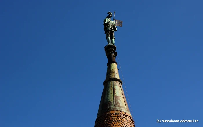 Statuia de pe Turnul Buzdugan. Foto: Daniel Guță. ADEVĂRUL