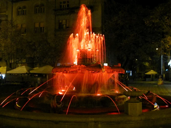 Fântâna cu peşti din Timişoara a fost colorată Foto