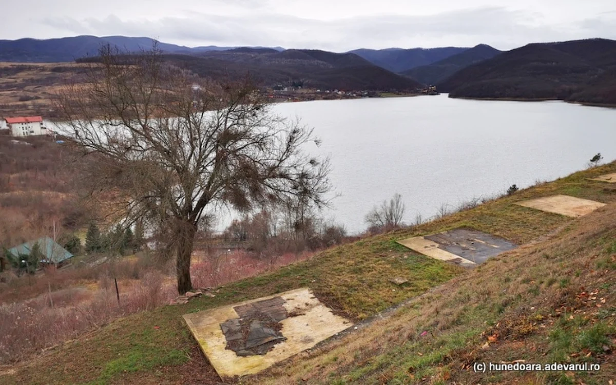 Lacul Cinciş, văzut din zona Motelului Cinciş. FOTO: Daniel Guţă. ADEVĂRUL