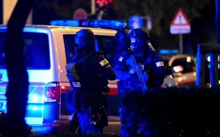 
    În urma atacului terorist de la Viena au murit 5 oameni nevinovați. Unul dintre atacatori a fost anihilat de polițiștiSursa foto: EPA/EFE  