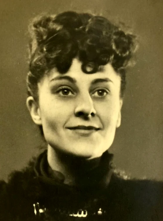 Maysie Strang, în tinerețe