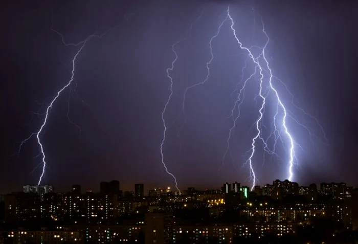 România e pârjolită de arșită și răvășită de furtuni. De vină este un val de aer tropical care traversează în această perioadă țara noastrăSursa foto: ANM