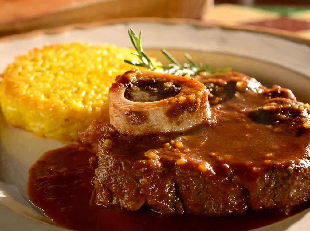 Ossobuco alla milanese, o rețetă tradițională nu numai în Milano, ci în toată Lombardia 