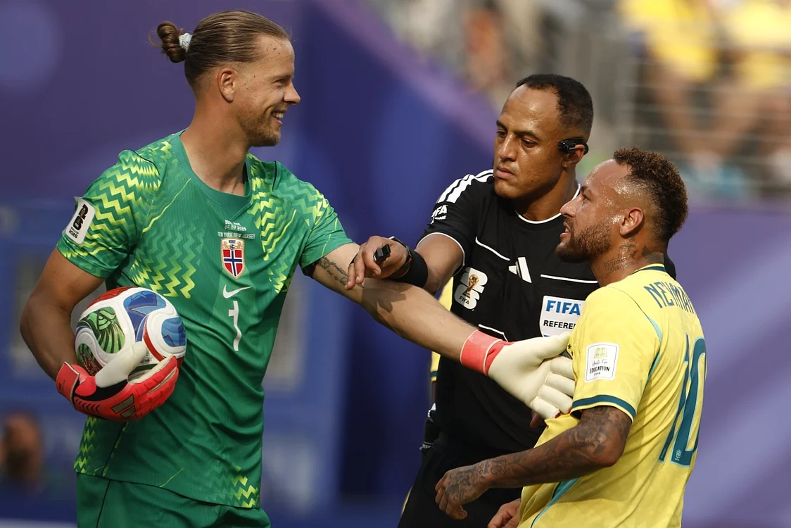 Ismail Elfath a intervenit între Orjan Nyland și Neymar Jr (Foto: EPAImages)