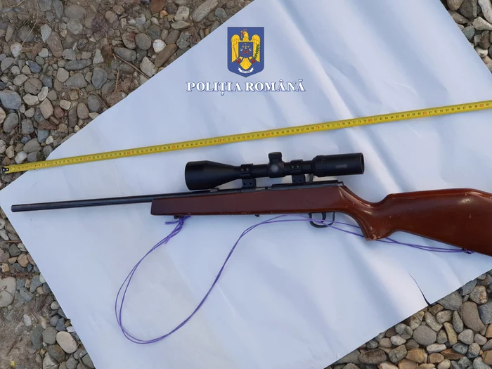 Una dintre armele găsite într-una din locuințele braconierilor FOTO IPJ Bistrița-Năsăud