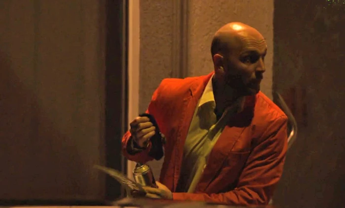 Cătălin Bordea, surprins în timp ce desena pe o vitrină, din oraș