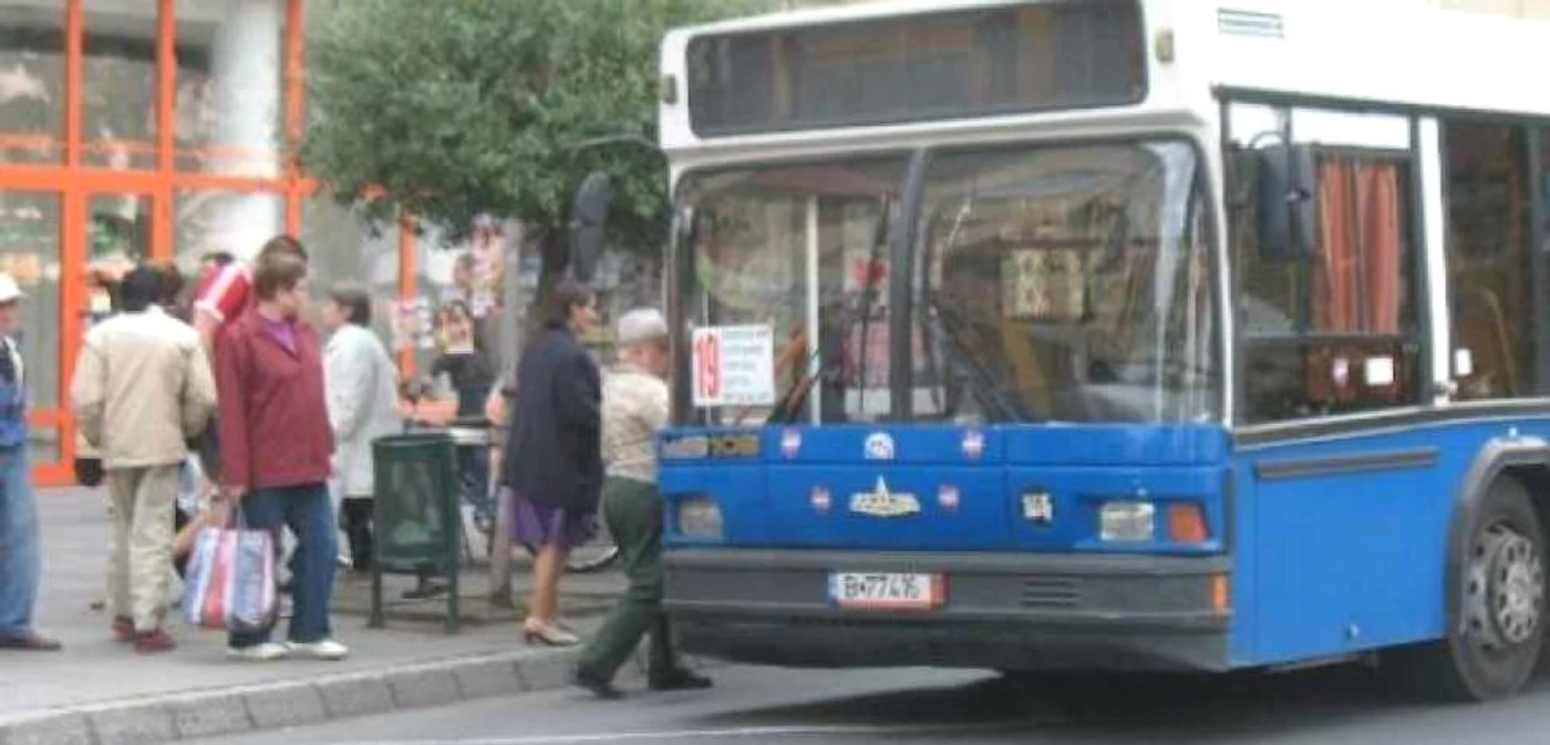 Mureşenii aşteaptă minute în şir în staţiile de autobuz 