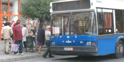 Mureşenii aşteaptă minute în şir în staţiile de autobuz 
