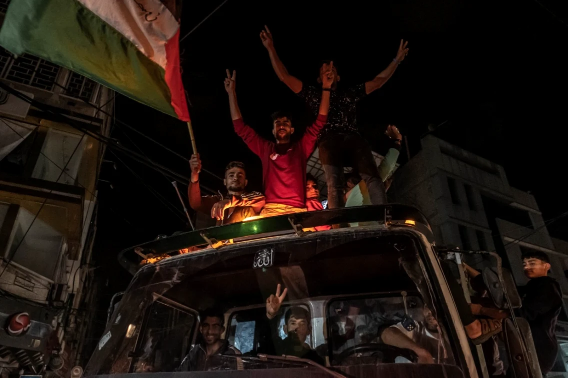 Palestinienii au sărbătorit în stradă încetarea atacurilor dintre Israel şi Hamas. Foto Gettyimages