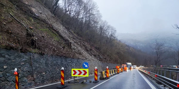 Trafic restricționat pe Valea Oltului în urma căderilor de pietre din zona Câineni Foto IPJ Vâlcea