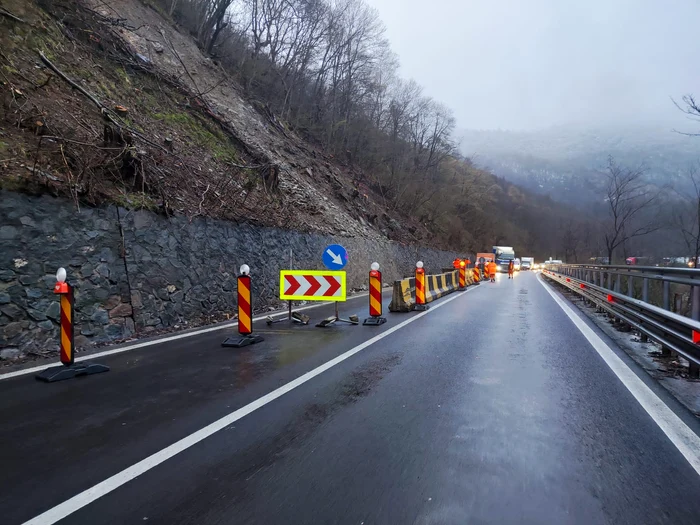 Trafic restricționat pe Valea Oltului în urma căderilor de pietre din zona Câineni Foto IPJ Vâlcea