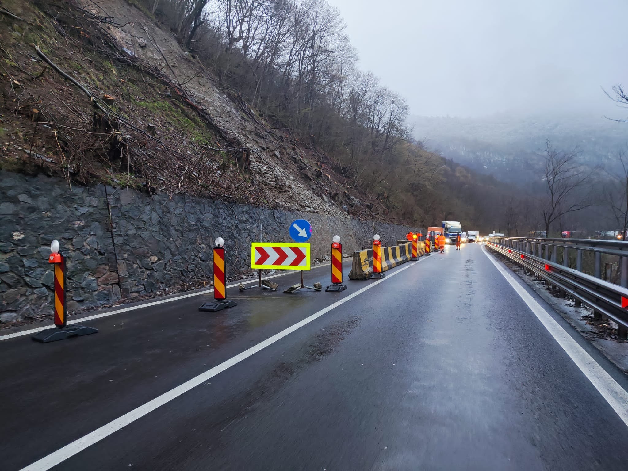 Trafic blocat pe șoselele DN7 și DN7A, în Vâlcea din cauza lucrărilor. Trafic blocat pe șoselele DN7 și DN7A, în Vâlcea din cauza lucrărilor.