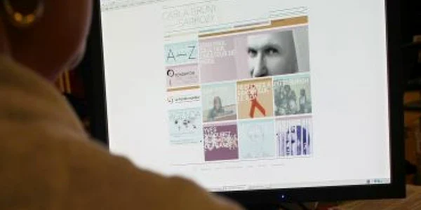 Carla Bruni şi-a lansat propriul site, blocat din prima zi din cauza accesărilor