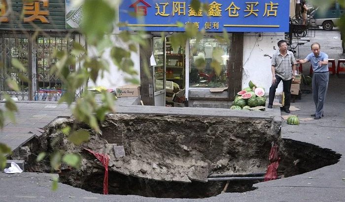 Pământul s-a surpat din senin (foto:Reuters)