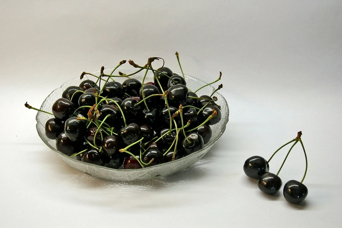 Sucul de cireşe amare îţi oferă o porţie mult mai semnificativă de antioxidanţi decât o fac coacăzele.