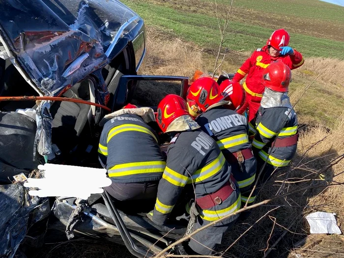 Pompierii de la descarcerare au scos victima din mașină FOTO ISU Alba