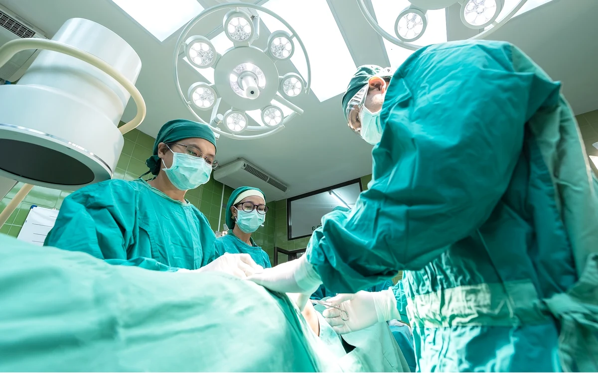 medici sala de operatie