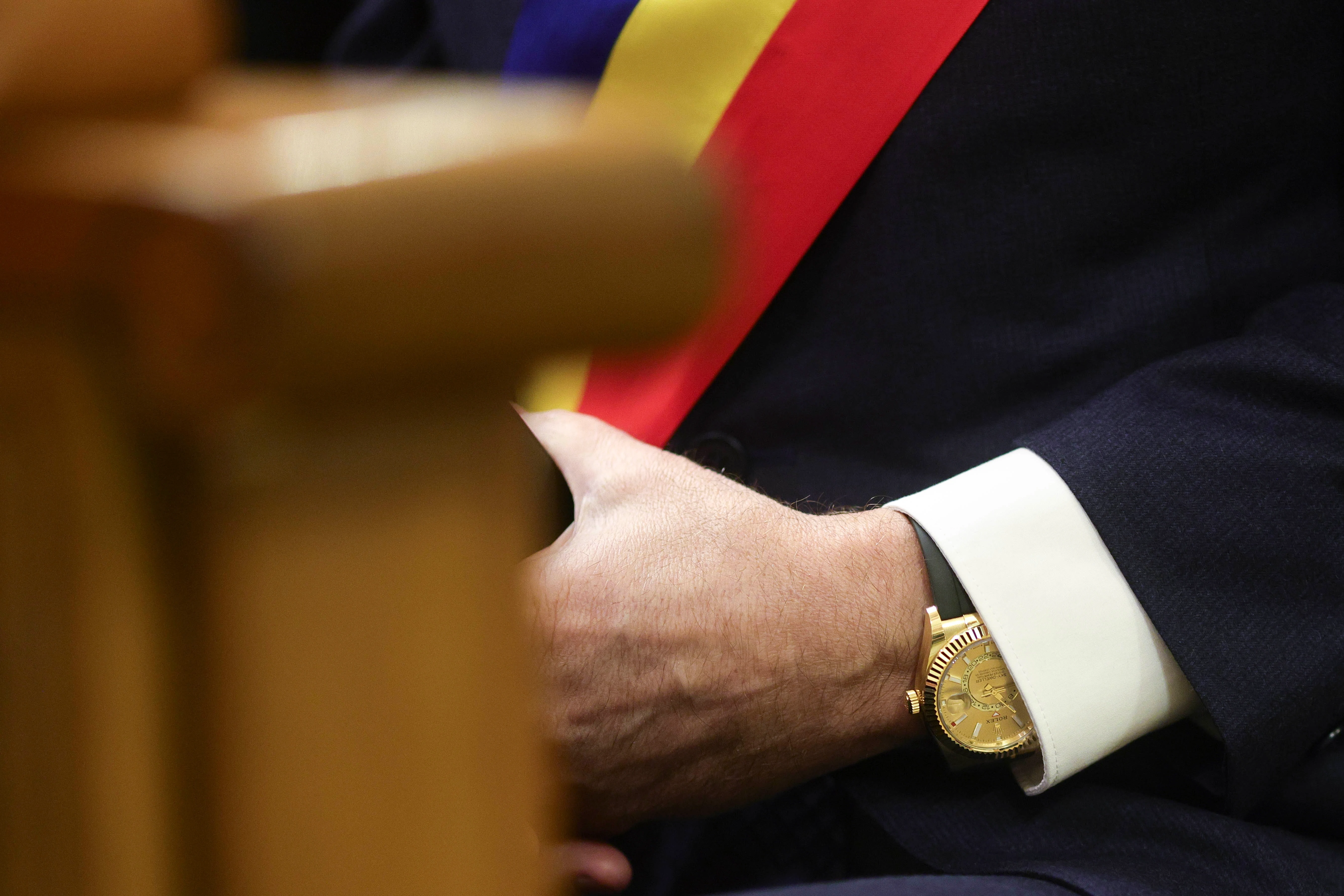 Primar cu ceas de 30.000 de euro, surprins la întâlnirea cu premierul Bolojan, în plină grevă: „Nu știu cum am rămas cu ceasul ăsta”