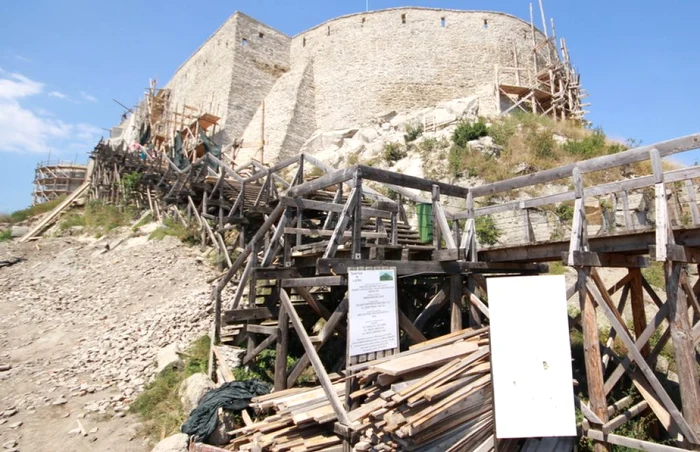 Lucrările de pe cetatea Devei vor mai dura câteva luni. FOTO: Daniel Guţă. ADEVĂRUL.