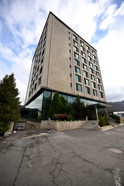 Fostul hotel Ramada din Brașov, scos la vânzare pentru 5,9 milioane de euro. Foto Azitis