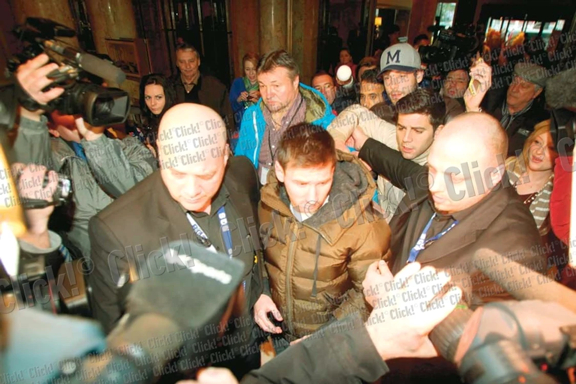 
    Messi a fost asaltat  de fani, dar foarte  puţini au reuşit să-l  vadă de aproape (FOTO: Brigada Diverse)  