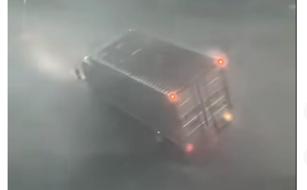 Vântul puternic a răsturnat un camion. FOTO captură YouTube CGTV