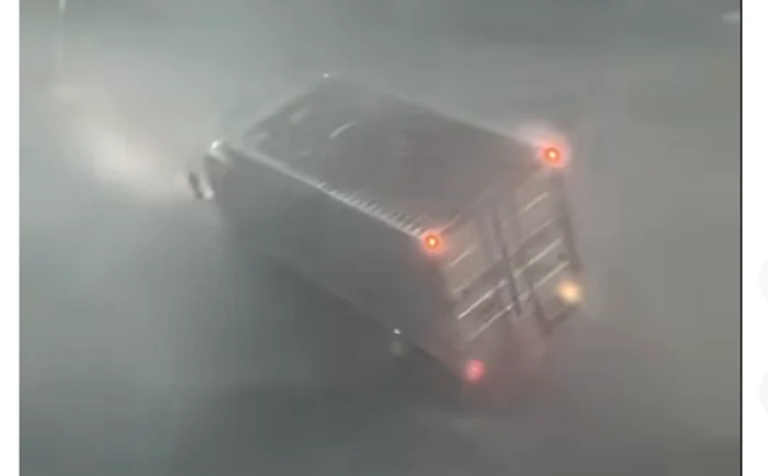 Vântul puternic a răsturnat un camion. FOTO captură YouTube CGTV