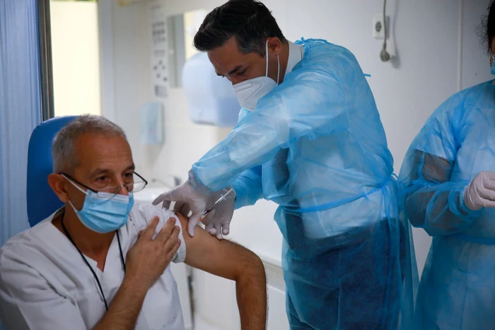 Prima persoană vaccinată, în România, cu doza a treia a fost medicul Cătălin Apostolescu, managerul Institutului Matei Balș Foto: ROVaccinare