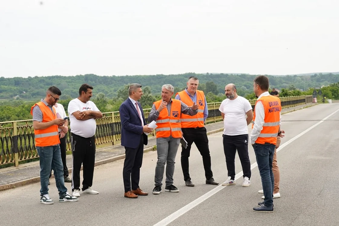 Autoritățile, constructorul și reprezentanți ai localcnicilor s-au întâlnit joi FOTO: DRDP Craiova