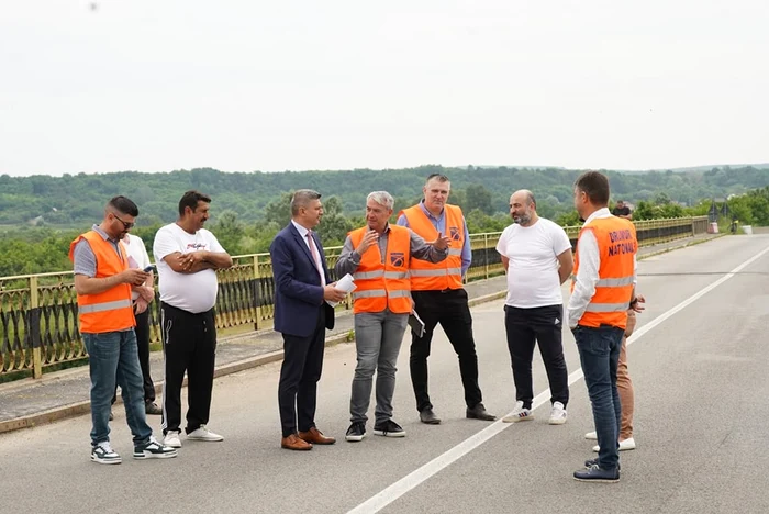 Autoritățile, constructorul și reprezentanți ai localcnicilor s-au întâlnit joi FOTO: DRDP Craiova