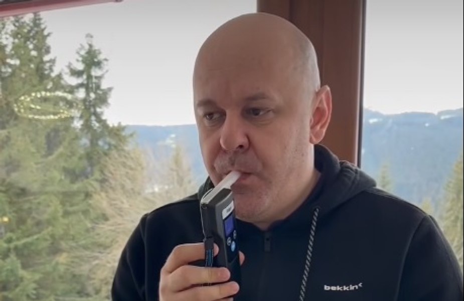 După cât timp poți urca la volan dacă ai băut un pahar de țuică de 40 de grade. Experiment inedit cu etilotestul VIDEO