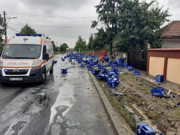 Navete cu bere pe şosea dintr-un TIR căruia i s-a desprins încărcătura în Drăgăşani - Vâlcea - un pieton rănit Foto Adevărul