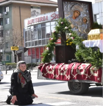 Procesiune religioasă cu Icoana Maicii Domnului făcătoare de minuni de la Mănăstirea Dintr-un Lemn Foto Arhiepiscopia Râmnicului